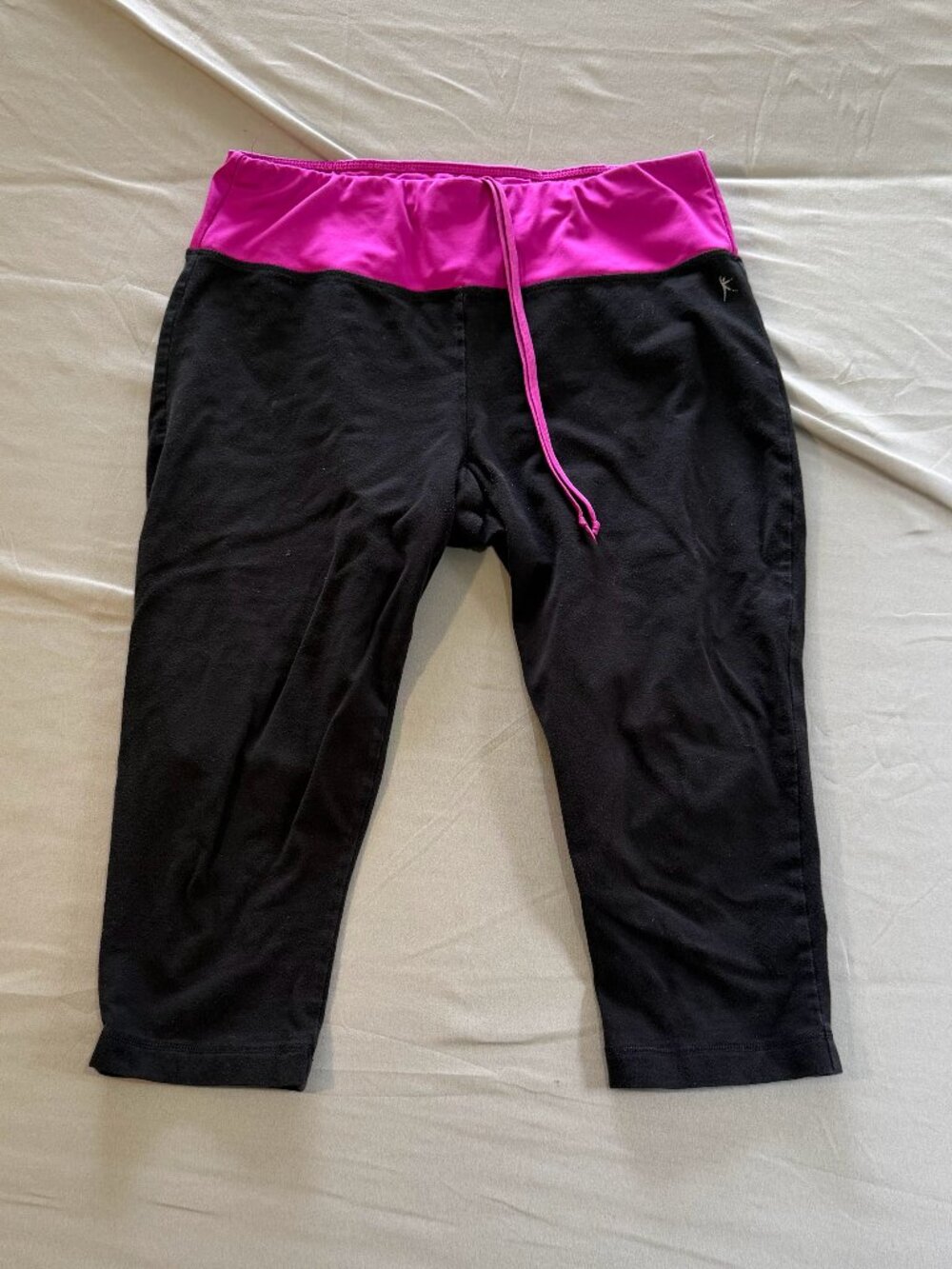 Danskins Women's Medium Dri More Capri Leggings Phone Pocket Purple & Black